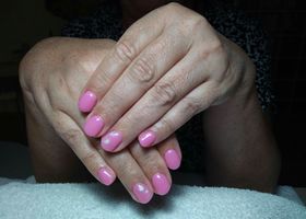 Růžové gelové nehty
