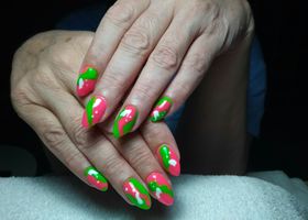 Pruhované růžovo-zelené nehty s bílou dekorací skvrn | Další ukázky