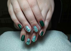 Zelené matné nehty se vzorem | Modeláž nehtů Brno | Nehty Ilona
