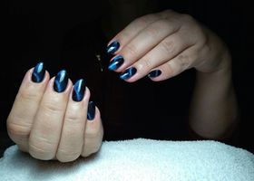 Gelové modročerné žíhané nehty