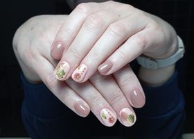Béžové nehty s květinkou – Modeláž nehtů Brno – Nehty Ilona