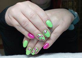 Svítivě zelené a růžové nehty s květinou – Gelové nehty fotogalerie – Nehty Ilona