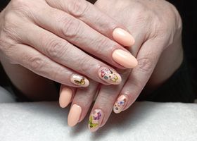 Meruňkové nehty s barevnými motýly – Modeláž nehtů Brno – Nehty Ilona