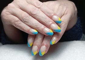 Nehty ve žluto-modrých barvách Ukrajiny – Gelové nehty fotografie – Nehty Ilona