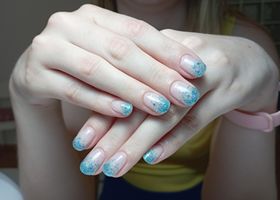 Světlé gelové nehty s modrými glitry – Nehty foto – Nehty Ilona