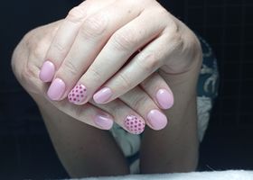 Krémově růžové nehty s puntíky – Gelové nehty fotografie – Nehty Ilona
