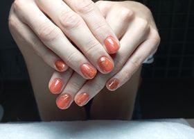 Oranžovohnědé nehty se zlatými třpytkami – Gelové nehty fotografie – Nehty Ilona