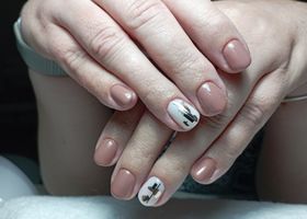 Béžové nehty s bílým lakem a detailem na prsteníčku – Gelové nehty Brno – Nehty Ilona