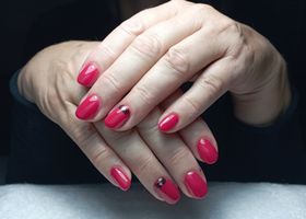 Červené nehty s lehkým leskem a černým detailem – Gelové nehty fotogalerie – Nehty Ilona