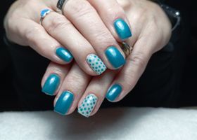 Rovné, modrozelené gelové nehty s puntíky – Gelové nehty Brno – Nehty Ilona