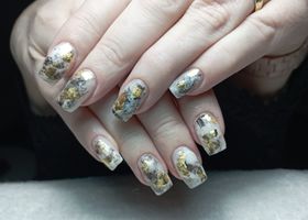 Mramorové nehty se zlatými kousky – Modeláž nehtů Brno – Nehty Ilona