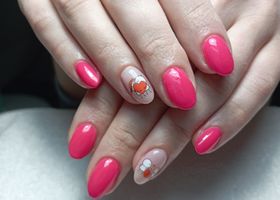 Růžové nehty s roztomilou nálepkou – Nehty foto – Nehty Ilona