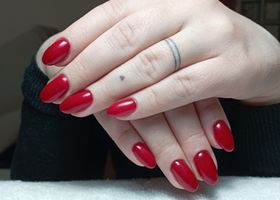 Nehty v klasické červené – Gelové nehty fotografie – Nehty Ilona