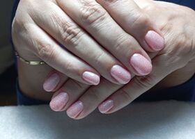 Světle růžové gelové nehty se třpytkami – Gelové nehty fotografie – Nehty Ilona