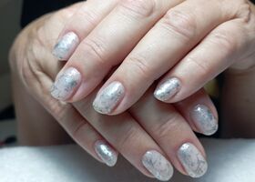 Mléčně bílé nehty se stříbrnými razítky – Gelové nehty Brno – Nehty Ilona