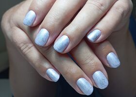 Světle fialové nehty se stříbrnými razítky – Gelové nehty fotografie – Nehty Ilona