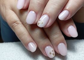 Mléčné růžové nehty se zlatým nálepkami – Modeláž nehtů Brno – Nehty Ilona