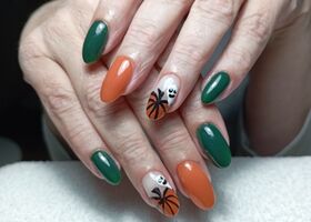 Halloweenské oranžovo-zelené nehty – Nehtové studio Brno – Nehty Ilona