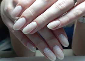 Mléčné gelové nehty se třpytkami – Gelové nehty fotografie – Nehty Ilona
