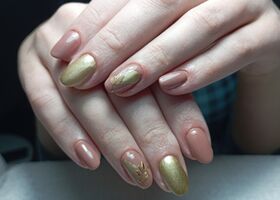 Tělové nehty se zlatou barvou a lístečky – Nehtové studio Brno – Nehty Ilona