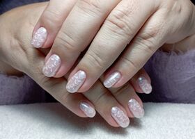 Světle růžové nehty s perlovým pigmentem a bílými razítky, modelováno Booster soft gelem – Gelové nehty Brno – Nehty Ilona