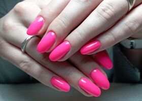 Neonově růžové gelové nehty – Gelové nehty fotografie – Nehty Ilona