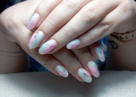 Tyrkysové nehty s růžovou na mléčném podkladu se stříbrnou fólií – Gelové nehty fotogalerie – Nehty Ilona