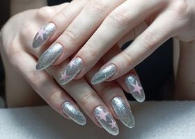 Stříbrné nehty s růžovými hvězdami – Modeláž nehtů Brno – Nehty Ilona