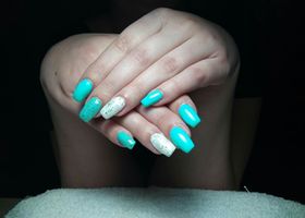 Modré zářivé nehty - Gelové nehty fotogalerie - Nehty Ilona