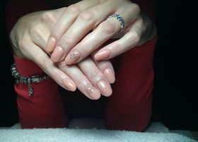růžové nehty se vzorem - Gelové nehty fotografie - Nehty Ilona
