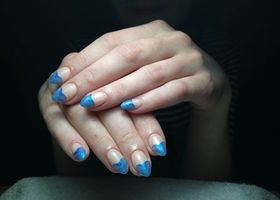 Růžové nehty s modrým kontrastem - Modeláž nehtů Brno - Nehty Ilona