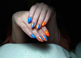 Modrá s oranžovou - Gelové nehty fotografie - Nehty Ilona