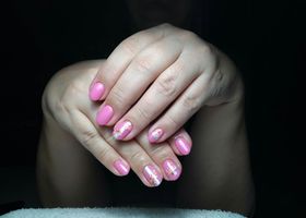 Výrazné růžové nehty se vzorem - Gelové nehty Brno - Nehty Ilona