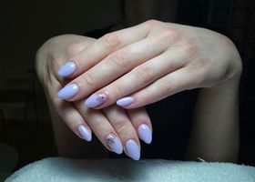 Světlé fialové gelové nehty - Gelové nehty fotografie - Nehty Ilona