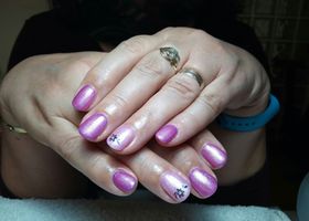 Zářivá fialová se v vzorem - Modeláž nehtů Brno - Nehty Ilona