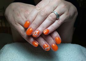 Oranžové gelové nehty s nálepkou - Modeláž nehtů Brno - Nehty Ilona