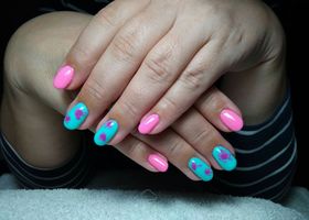 Růžová s tyrkysovým kontrastem - gelové nehty fotografie - Nehty Ilona