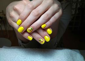 Žluté gelové nehty s nálepkou - Nehty foto - Nehty Ilona