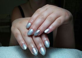 Stříbrné nehty se zářivým kontrastem - nehty foto - Nehty Ilona