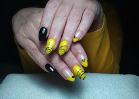 Žlutá s černým kontrastem - Gelové nehty Brno - Nehty Ilona