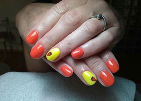 Oranžové nehty se žlutým kontrastem - Gelové nehty fotografie - Nehty Ilona