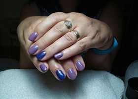 Modro fialové gelové nehty - Gelové nehty fotografie - Nehty Ilona