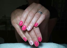 Růžové nehty se vzorem na bílé | Nehty foto | Nehty Ilona
