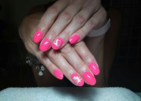 Růžové nehty se stříbrným vzorem | Modeláž nehtů Brno | Nehty Ilona