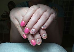 Růžové nehty se světlým vzorem | Gelové nehty fotografie | Nehty Ilona