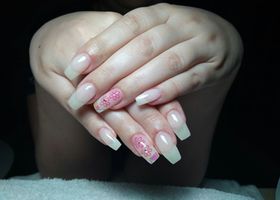 Bílé průsvitné nehty s růžovými květy | Další ukázky