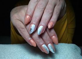 Nehty pudrové bílé se stříbrnou dekorací | Nehty foto | Nehty Ilona