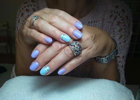 Kombinace tyrkysové a fialové barvy se stříbrnými pruhy | Nehty foto | Nehty Ilona