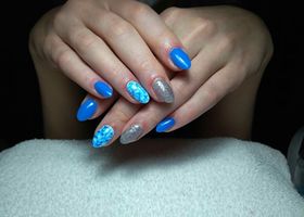 Kreativní modré gelové nehty