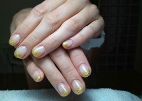 Gelové nehty se zlatým posypem – Modeláž nehtů Brno – Nehty Ilona